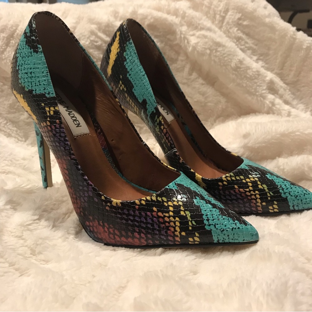 Steve Madden snake print pump